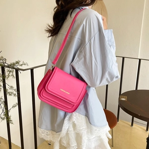 Sac bandoulière rose vif minimaliste pour femme avec détail 'FASHION & BAGS' embossé