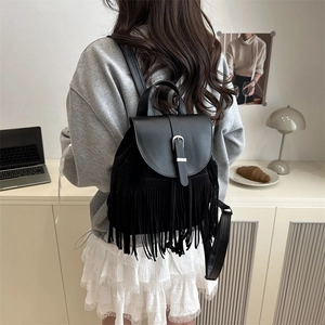 Modischer schwarzer Fransenrucksack für Damen mit glatter Lederklappe und Metallschnalle