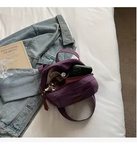 Vue intérieure d'un sac en toile violette à grande capacité avec des objets essentiels