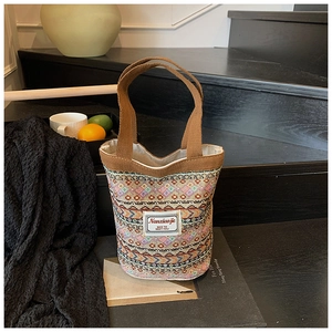 Détail du sac seau en tricot avec motifs ethniques et anses en toile résistantes
