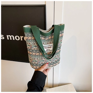 Détail du sac cabas en toile bohème avec motifs géométriques verts et étiquette en tissu
