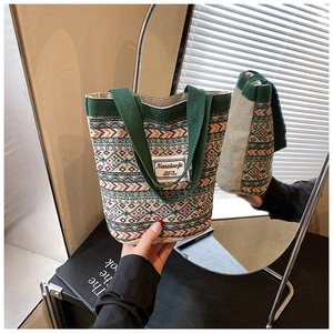 Gros plan du motif tissé ethnique et de la poignée en toile verte sur le sac à main