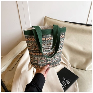 Détail d'un sac cabas tissé avec motifs géométriques de vagues orange et bleu