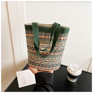 Détail du sac cabas bohème tissé à motifs géométriques colorés et anses en toile robustes