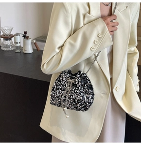 Dettaglio della borsa a secchiello con paillettes argento e nappe di perle eleganti