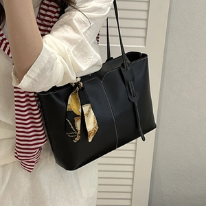 Borsa Tote da Donna in Pelle PU Con Cuciture a Contrasto Foulard in Raso Decorativo Grande Capacità Moda Borsa a Spalla