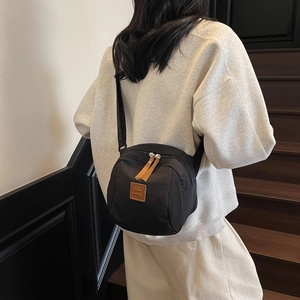 Sac à dos croisé noir en nylon pour femme avec double fermeture éclair et lanières brunes