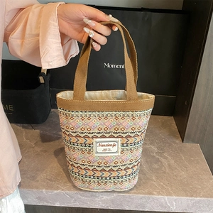 Sac seau bohème fait main avec motifs géométriques colorés et poignées tissées