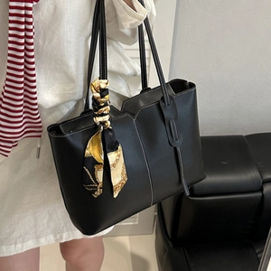 Elegante borsa tote in pelle nera con cuciture a contrasto bianche e dettaglio foulard in seta