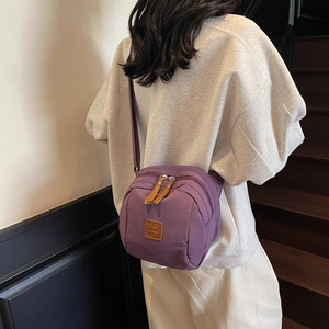 Sac bandoulière polyvalent en nylon violet avec double zip et accents en cuir