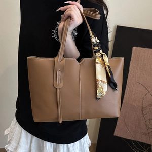 Elegante borsa tote marrone in pelle sintetica con cuciture bianche e foulard di seta colorato