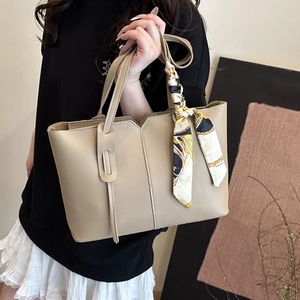 Borsa tote beige minimalista con foulard decorativo e bordo superiore a V fine