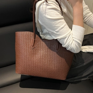 Large capacity brown woven leather tote bag for women with vintage minimalist shoulder design