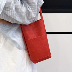 Minimalistische rote Ledereimertasche mit Litchi-Textur und praktischer Fronttasche