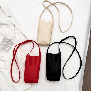 Minimalistische Umhängetaschen aus Kunstleder in Creme, Rot und Schwarz mit Narbung