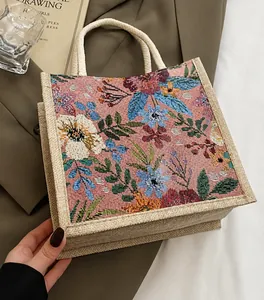 Nahaufnahme der Jacquard-Tragetasche mit Blumenmuster und rustikal gewebten Henkeln