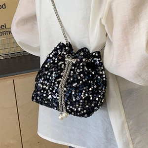 Borsa a secchiello con paillettes nere, tracolla a catena argento e dettagli in perle