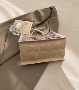 Detail des Retro-Blumenmusters auf Jute-Tragetasche mit dicken Baumwollseil-Griffen