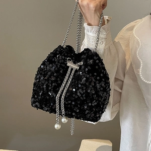 Elegante borsa a secchiello con paillettes nere, catena argento e perle ai lacci