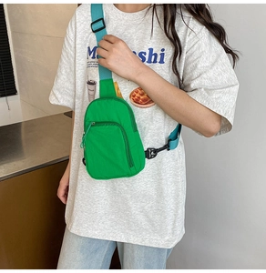 Détail d'un mini sac de poitrine vert vif avec sangle réglable et boucle en plastique