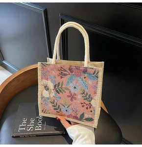 Detail der rosa Jacquard-Tragetasche mit cremefarbenen Baumwollseilen und Webstruktur
