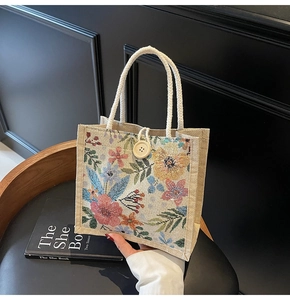 Nahaufnahme der Jacquard-Lunchtasche mit Retro-Blumenmuster und großem weißem Knopf