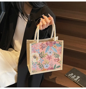 Detailaufnahme der Retro-Blumen-Tote-Bag aus Tapisserie mit weißen Seilgriffen
