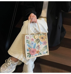 Detail der floralen Jacquard-Tasche mit Vintage-Holzknopf und stabilen Baumwollseilgriffen