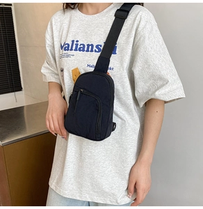 Sac de poitrine en nylon noir réglable pour femme porté sur le buste d'un mannequin
