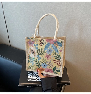 Detail der floralen Jacquard-Stoffstruktur und des dicken geflochtenen Griffs der Tasche