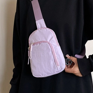 Sac de poitrine minimaliste en nylon violet clair pour femmes avec sangle ajustable