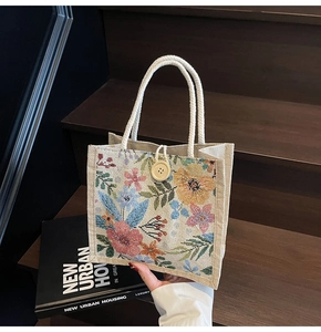 Detail der gewebten Canvas-Tasche mit Blumenmuster, Seilgriffen und Holzknopf-Verschluss