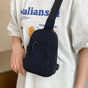 Sac de poitrine minimaliste noir en nylon pour femme, sacoche bandoulière avec fermetures