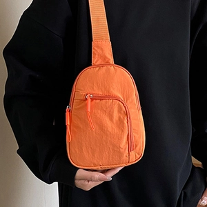 Sac bandoulière minimaliste en nylon orange vif avec compartiments à fermeture éclair