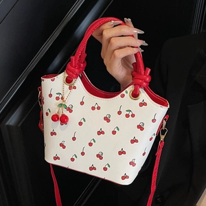 Sac à main rétro à motif cerises avec anses rouges et pendentif cerise assorti