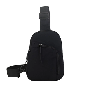 Sac de poitrine minimaliste en nylon noir avec bandoulière réglable et poche zippée