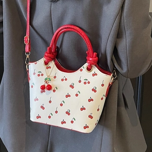 Sac bandoulière blanc rétro avec imprimés cerises rouges et poignées rondes