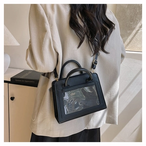 Détail d'un sac à bandoulière noir en cuir PU avec fenêtre transparente porté par un mannequin