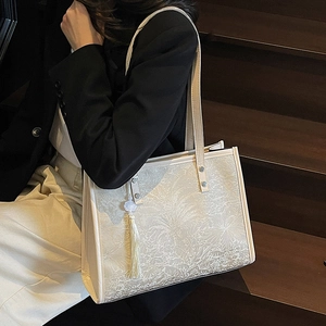 Large capacity floral pattern tote bag with tassel charm, elegant shoulder bag for daily use