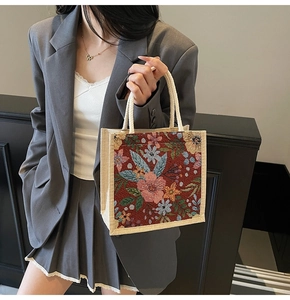 Detail der gewebten Tasche mit Vintage-Blumenmuster und dicken Seilgriffen für Damen