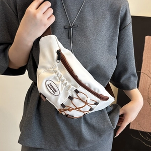 Sac de poitrine neutre en toile blanche avec cordon marron et sangle réglable sur modèle
