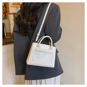 Vue arrière d'un sac bandoulière blanc brillant avec bandoulière réglable sur mannequin