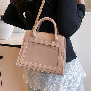 Sac à main trapèze beige minimaliste avec doubles poignées et bandoulière fine