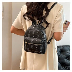 Détail du mini sac à dos noir avec imprimé ours blanc et fermeture éclair dorée chic