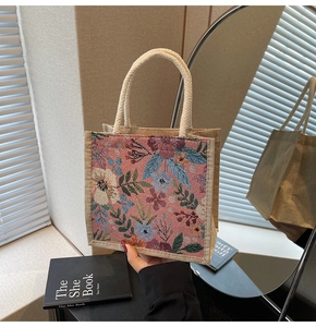 Detailaufnahme der Blumen-Canvas-Tasche mit gewebtem Muster und Seilgriff-Design