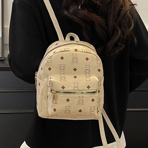 Sac à dos beige chic avec imprimés d'ours et motifs losanges porté par un mannequin