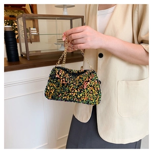 Détails des paillettes colorées et de la chaîne dorée sur ce petit sac à bandoulière