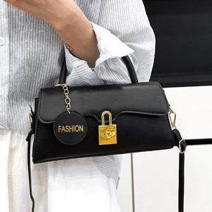 Sac bandoulière rétro en similicuir noir avec fermoir doré et étiquette FASHION chic