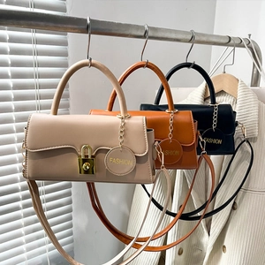 Trois sacs bandoulière rétro en similicuir rose, marron et noir avec fermoir doré