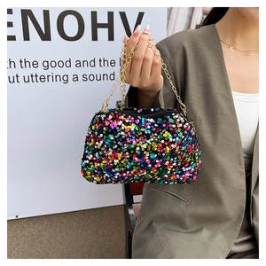 Détail des paillettes colorées et de la chaîne dorée sur ce mini sac bandoulière